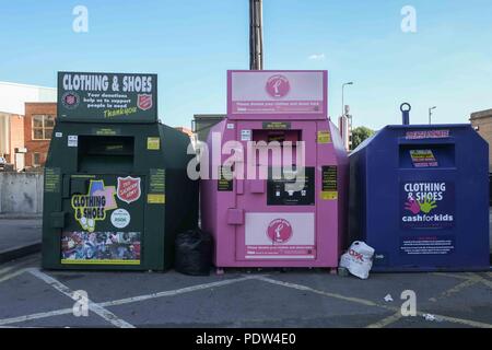 Bekleidung recycling Bins Stockfoto