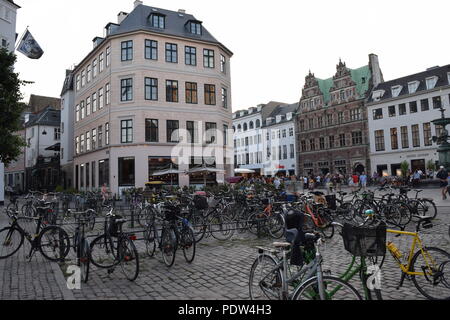 Eine Masse von Abgestellte Fahrräder in Kopenhagen, Dänemark. Stockfoto