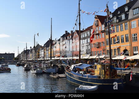 Boote auf dem Kanal in Nyhavn, Kopenhagen Stockfoto