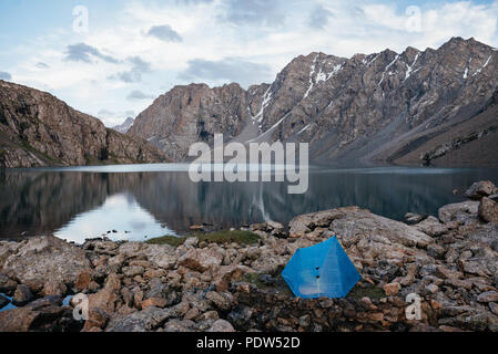 Camping am Ufer des Alakol-Sees in den Bergen von Tian Shan in Kirgisistan Stockfoto