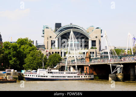 Charing Cross Bahnhof entfernt am Nordufer der Themse, London. Die R.S. Hispaniola, schwimmenden Restaurant ist am Victoria Embankment. t günstig Stockfoto