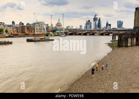 Blick auf die Skyline von London aus Gabriels Strand auf der Themse South Bank. St Pauls Kuppel zusammen mit neuen Bürogebäuden gesehen werden kann, die zu Fuß Stockfoto