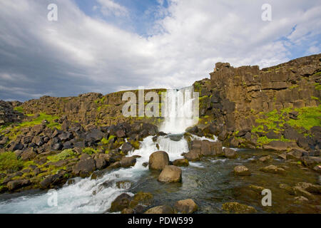 Oxararfoss Wasserfall, auf der Oxara Fluss fließt in die Schlucht Almannagja, im Thingvellir Nationalpark, im Süden Islands. Stockfoto