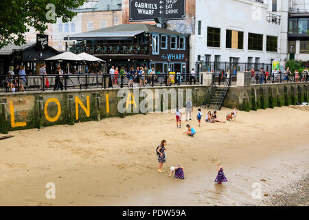 Der Strand auf der Themse in Gabriel's Wharf an der South Bank, London. Stockfoto