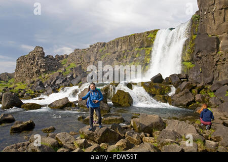 Oxararfoss Wasserfall, auf der Oxara Fluss fließt in die Schlucht Almannagja, im Thingvellir Nationalpark, im Süden Islands. Stockfoto