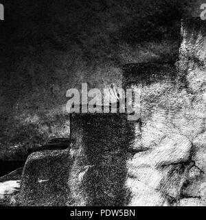 Freistehende alte rustikalem Stein Treppe nach oben mit einem Haus aus Stein vorn hinter Stockfoto
