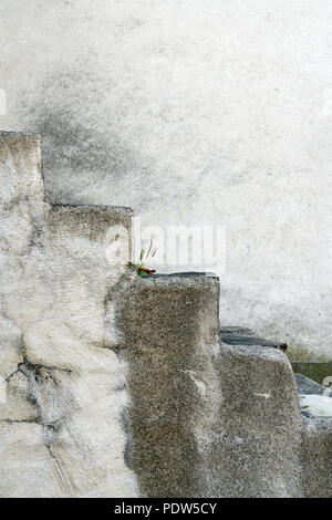 Freistehende alte rustikalem Stein Treppe nach oben mit einem Haus aus Stein vorn hinter Stockfoto