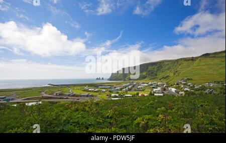 Das kleine Resort Gemeinschaft von Vik, Island, liegen auf dem Atlantischen Ozean im Süden von Island Küste. Stockfoto