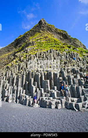 Ein Berg von Basaltsäulen bekannt als die Reynisdrangar, auf schwarzem Sand Strand Reynisfjara genannt, in der Nähe von Vik, im Süden Islands. Stockfoto