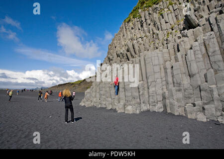 Ein Berg von Basaltsäulen bekannt als die Reynisdrangar, auf schwarzem Sand Strand Reynisfjara genannt, in der Nähe von Vik, im Süden Islands. Stockfoto