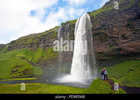 Der Wasserfall Seljalandsfoss, Alling 180 Fuß von der Crest, ist entlang der Ringstraße im Süden Islands. Es ist einer von Islands am meisten besuchten Websites. Stockfoto