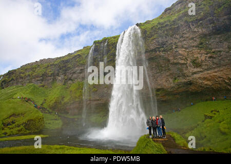 Der Wasserfall Seljalandsfoss, fallen 180 Fuß von der Crest, ist entlang der Ringstraße im Süden Islands. Es ist einer von Islands am meisten besuchten Websites. Stockfoto