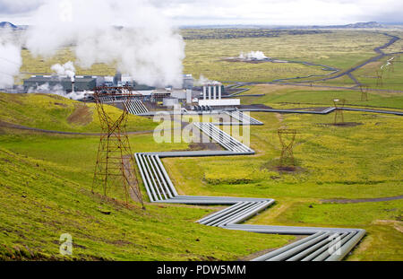 Rohrleitungen Dampf übertragen am Kraftwerk Hellisheidi in der hengill South West Island in der Nähe von Reykjavik. Es ist die größte Erdwärme Stockfoto