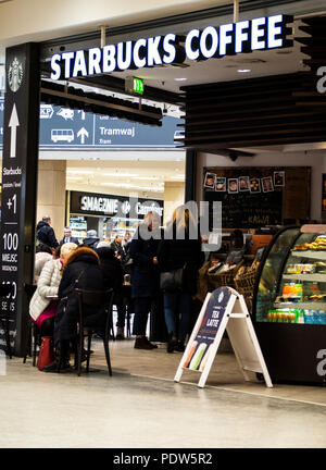 Polen, Krakau - März 20, 2018: Starbucks Kaffee Restaurant in Galeria Krakowska. Stockfoto