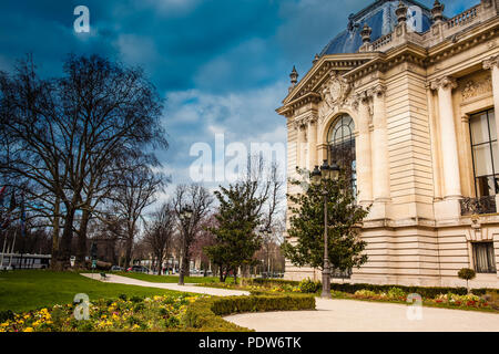 PARIS, Frankreich, März 2018: Petit Palais in einem trüben Wintertag kurz vor Frühling Stockfoto