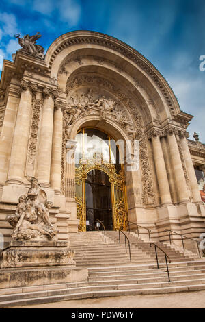 PARIS, Frankreich, März 2018: Petit Palais in einem trüben Wintertag kurz vor Frühling Stockfoto