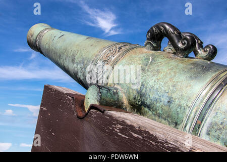 Die alte große Kaliber Kanone Köpfe zu den blauen Himmel. Dekorative Kanone auf blauem Hintergrund. Historische Feld - Gewehr auf die cornwallis Festung. Stockfoto