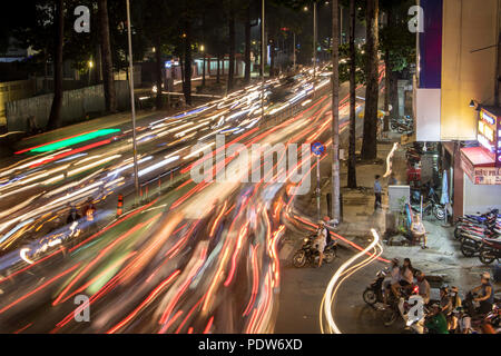 SAIGON, VIETNAM, Dec 14 2017, dichten Verkehr in der Nacht Schnittpunkt mit verschwommen Lichter durch Motorräder und Fahrzeuge. Stockfoto