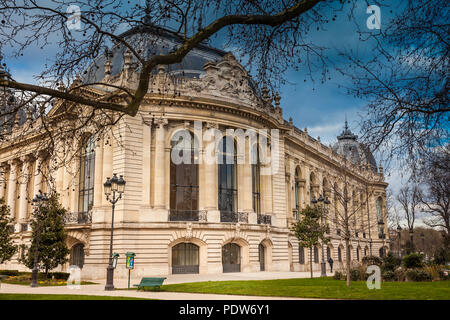 PARIS, Frankreich, März 2018: Petit Palais in einem trüben Wintertag kurz vor Frühling Stockfoto