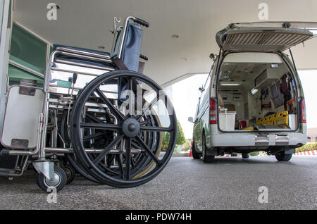 Der Krankenwagen Auto zum Eingang der Klinik angekommen. Die Rollstühle werden in einer Reihe am Eingang des Krankenhauses. Stockfoto