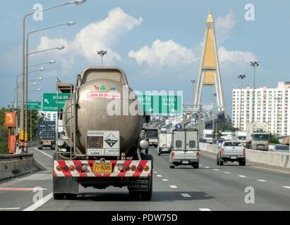 SAMUT PRAKAN, Thailand, 05.Mai 2018, ein Lkw, die mit einem Tank mit einer Fahrt auf der Autobahn auf die Brücke. Eine gefährliche Fracht am Verkehr auf der Straße. Stockfoto