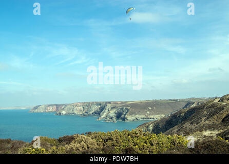 Gleitschirm über Trevaunance Cove in der Nähe von St Agnes, Cornwall, Großbritannien Stockfoto
