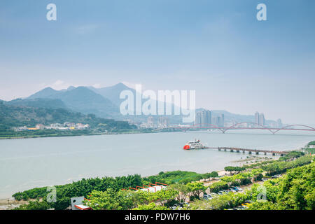 Tamsui Fluss und Guandu Brücke in Neue Stadt Taipei, Taiwan Stockfoto