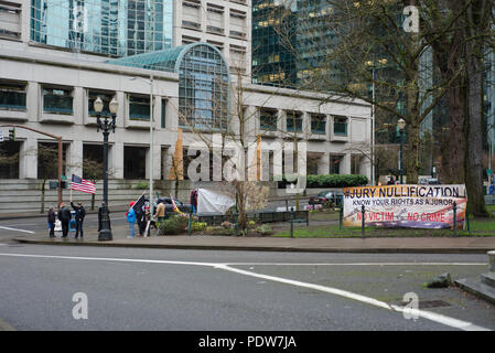 PORTLAND, Oregon, 08. MÄRZ 2017 Demonstranten im zweiten Verfahren der Besetzung von Malheur Wildlife Refuge in der Nähe des Gerichtsgebäudes und Justice Center Stockfoto