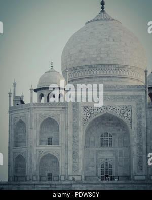 Taj Mahal Blick am frühen Morgen, geschossen von der Fassade des Taj in Agra, Uttar Pradesh (UP, Indien) in verträumten & soulful weiches Licht Stockfoto