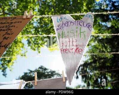 Bunte Fahnen schmücken die Straßen in Köln am Tag des guten Lebens in der Agnes Viertel. Stockfoto