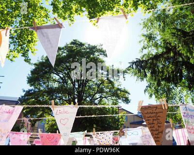 Bunte Fahnen schmücken die Straßen in Köln am Tag des guten Lebens in der Agnes Viertel. Stockfoto