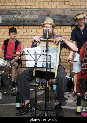 Die Leistung der Straßenmusikanten während der Street Festival 'Tag des guten Lebens". Köln, Deutschland, 01. Juli 2018 Stockfoto