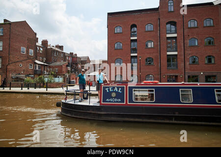 Zwei Frauen auf einem NARROWBOAT auf dem Shropshire Union Canal Main Line in Chester Cheshire England Großbritannien Stockfoto