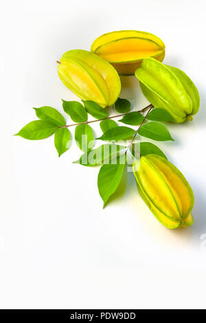 Gelb Grün star karambolen oder star Apple (sternfrucht) auf weißem Hintergrund gesund star Obst Lebensmittel isoliert Stockfoto