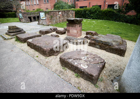 Abschnitte der römischen Bäder und rekonstruierte Hypokausten im römischen Garten Chester Cheshire England Großbritannien Stockfoto