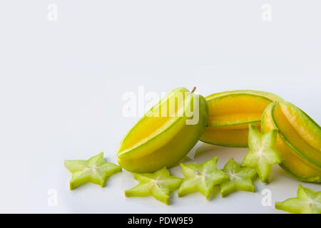 Gelb Grün star karambolen oder star Apple (sternfrucht) auf weißem Hintergrund gesund star Obst Lebensmittel isoliert Stockfoto