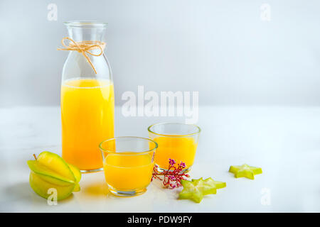 Frisch gepressten Fruchtsaft Star auf dem Tisch für Ihre Gesundheit. Stockfoto