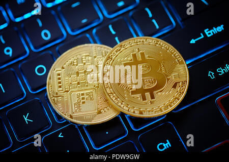 Golden Bitcoin als crypto Währung auf eine beleuchtete Tastatur Stockfoto
