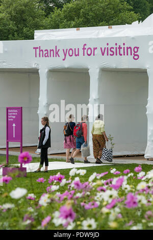 Home - Leute mit Tüten, zu Fuß in Richtung Ausgang, vorbei an der Blüte cosmos-RHS Chatsworth Flower Show, Derbyshire, England, Großbritannien Stockfoto