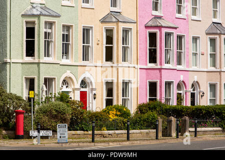 Großbritannien, Wales, Anglesey, Beaumaris, West End, Kapelle, Straße, bunt bemalte Häuser am Meer Stockfoto