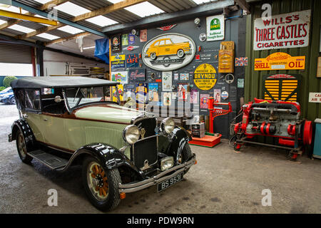 Grossbritannien, Wales, Amlwch, Anglesey, Tyddin Pwrpas, Anglesey Transport Museum, vintage Dodge Auto in Werkstatt Stockfoto