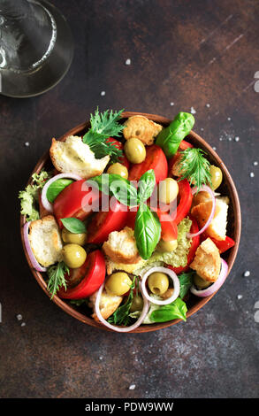 Panzanella Tomatensalat mit Kirschtomaten, Basilikum und Ciabatta Croutons. Sommer gesunde Ernährung - panzanella Salat, Ansicht von oben, kopieren. Stockfoto