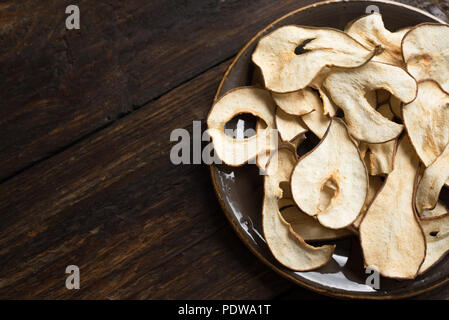 Birne Obst dehydriert Chips auf dunklem Hintergrund, Kopieren, gesunden veganen Snack. Stockfoto