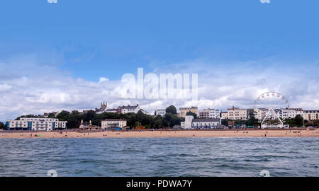 Panoramablick über Exmouth, mit Kirche der Heiligen Dreifaltigkeit, und Exmouth Rad am Meer neben dem Strand Stockfoto