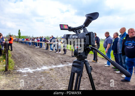 Chestereg, Vojvodina, Serbien - 30. April 2017: Moderne Kamera steht auf einem Stativ an der Ziellinie. Stockfoto