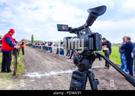 Chestereg, Vojvodina, Serbien - 30. April 2017: Moderne Kamera steht auf einem Stativ an der Ziellinie. Stockfoto