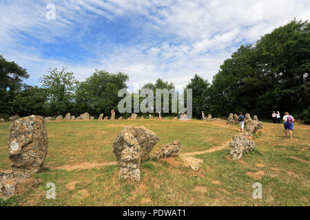 Walker bei den Königen Männer Steinkreis, Rollright Stones, in der Nähe von Chipping Norton, Oxfordshire, England. Stockfoto