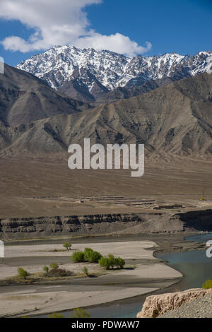 Schöne Sicht auf die Berge auf Leh, Manali Highway in der Nähe von Pang Dorf - Tibet, Leh, Ladakh, Himalaja, Jammu und Kaschmir, Indien Stockfoto