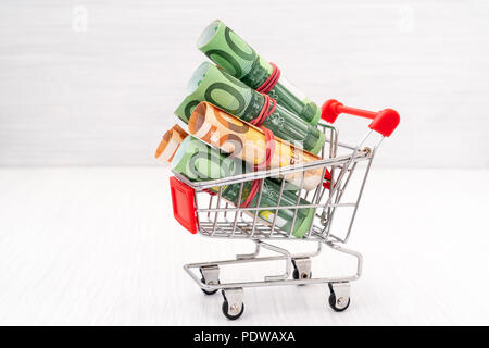 Warenkorb voller roll Euro-Banknoten Stockfoto