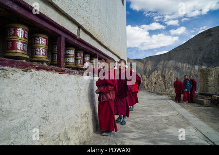 LADAKH, Indien - 6. Mai'2015: Lillte tibetische Mönche beten drehende Räder im Tempel. Dieser Tempel ist einer der heiligsten Plätze im tibetischen Buddhismus. Stockfoto